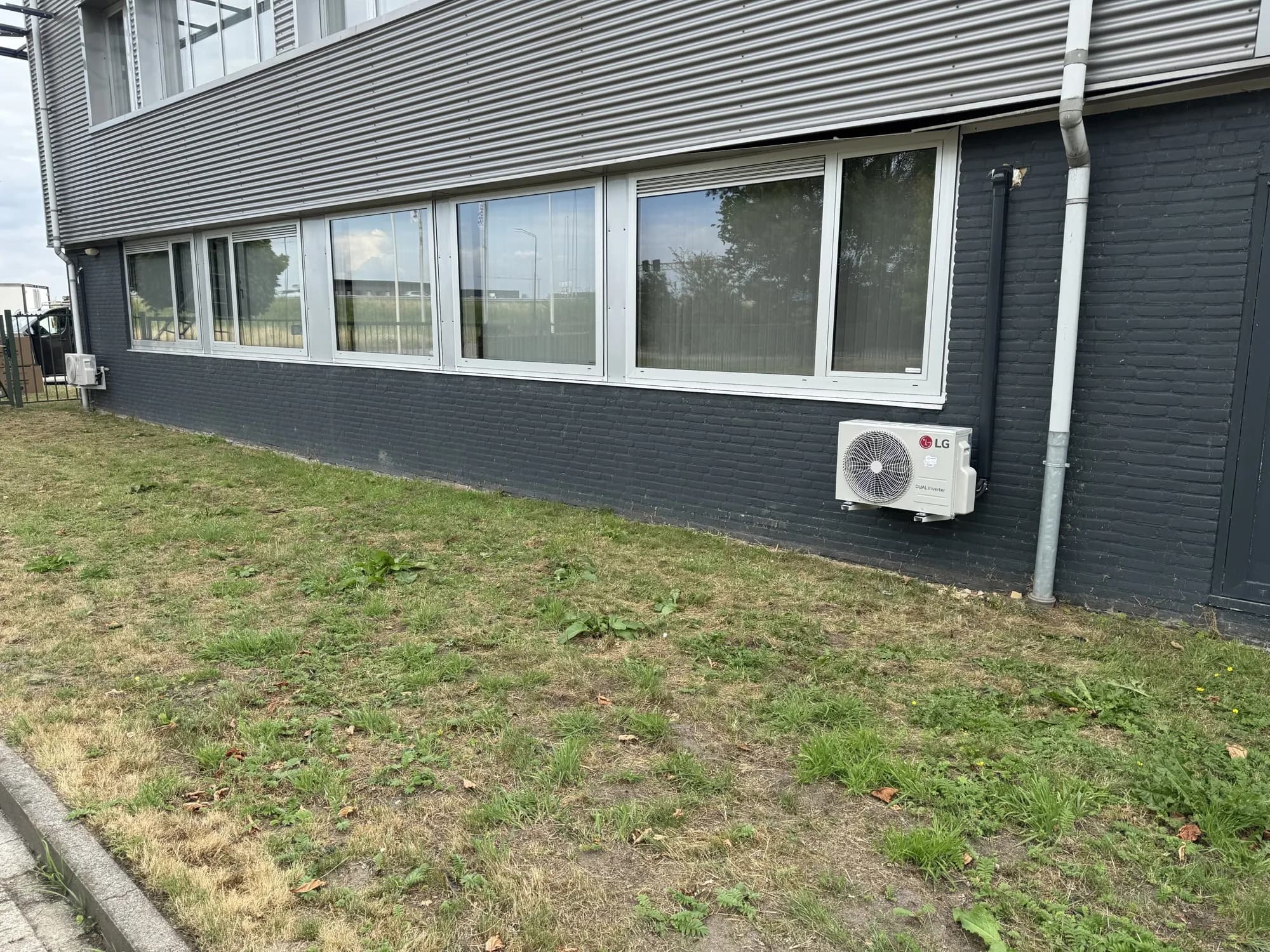 2x LG 3,5kW airco bij Festo Food, Raamsdonksveer - afbeelding 2